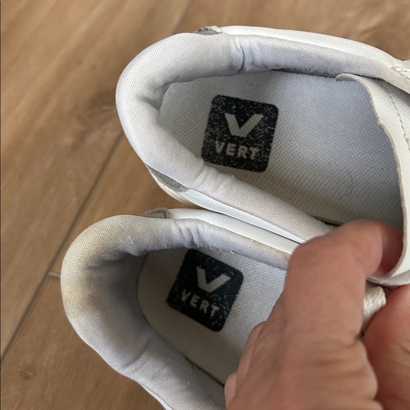 VEJA / VERT White & Gray Sustainable Sneakers - Picture 6 of 11